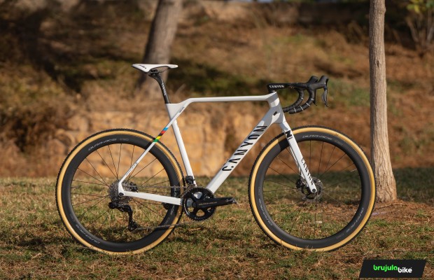 Canyon Inflite CF SLX de Mathieu Van der Poel em detalhes