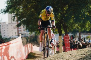 Van Aert vence sem selim a Copa do Mundo CX de Benidorm 2024