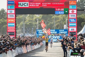 Van Aert gana sin sillín la Copa del Mundo CX de Benidorm 2024