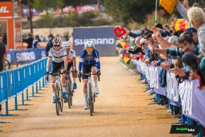 Van Empel gana con un adelantamiento al límite la Copa del Mundo CX de Benidorm 2024