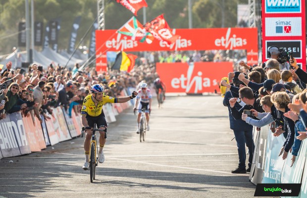 Van Aert vence sem selim a Copa do Mundo CX de Benidorm 2024