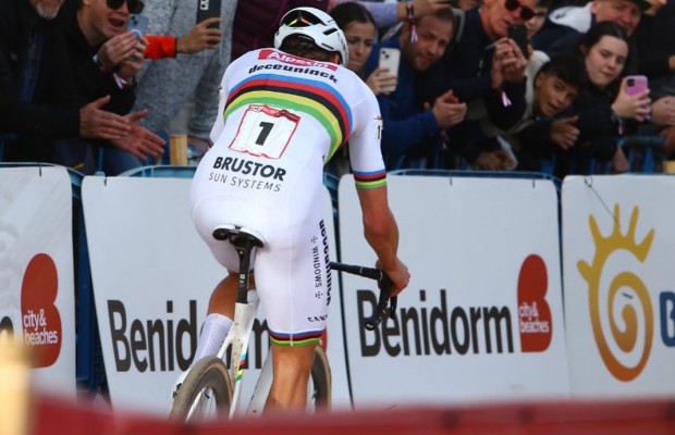 Vídeo com a dura colisão que deixou Van der Poel KO em Benidorm: "Soube que minha carreira havia terminado"