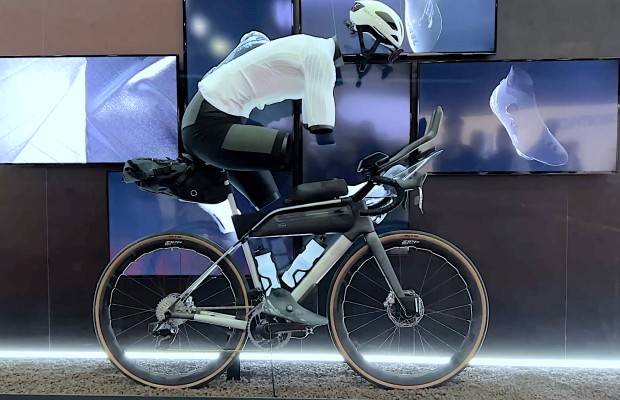 Un Van Rysel avec un cadre en titane, des insertions en carbone et des sacs intégrés pour l'ultra-distance