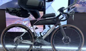 Una Van Rysel con cuadro de titanio, inserciones de carbono y bolsas integradas para ultradistancia