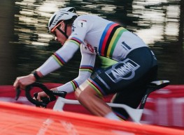 Van der Poel sweats more than usual but wins again at the Hoogerheide World Cup