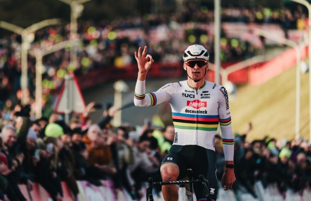 Van der Poel sua mais do que o habitual, mas volta a vencer na Copa do Mundo de Hoogerheide