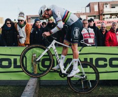 Van der Poel goes for the sixth rainbow: how to watch the CX World Championships 2024