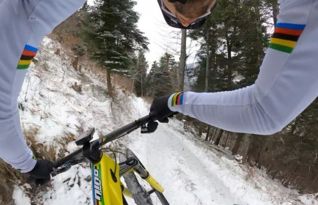 Salvaje bajada de Nino Schurter por un sendero nevado