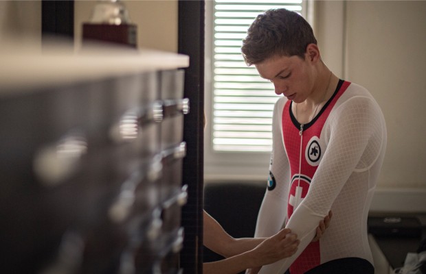 Ahora cualquiera puede comprar la equipación Assos de 6.500 € diseñada para los JJ.OO. de París