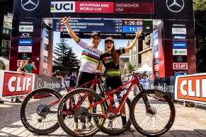 Nino Schurter y Kate Courtney renuevan hasta 2022 por el Scott SRAM