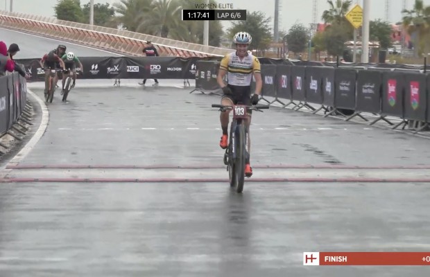 Bec Henderson e Ben Oliver vencem uma HERO ABU DHABI molhada pela chuva