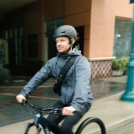 Aleck Punks: unos auriculares-walkies que se instalan en las correas del casco