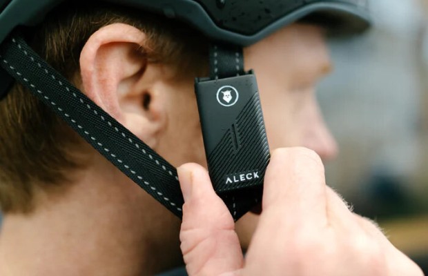 Aleck Punks: unos auriculares-walkies que se instalan en las correas del casco