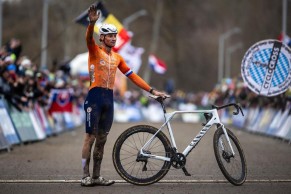 Van der Poel se corona rey del barro por sexta vez
