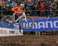 Van der Poel se corona rey del barro por sexta vez