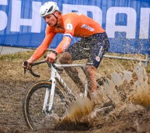 Van der Poel se corona rey del barro por sexta vez