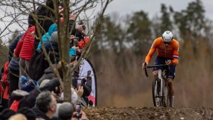 Van der Poel se corona rey del barro por sexta vez