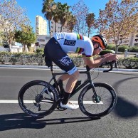 Agresivo e aerodinâmico, mas cumpre com as regulamentações da UCI, assim é o guidão TOOT Ashaa RR