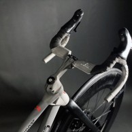 Agresivo e aerodinâmico, mas cumpre com as regulamentações da UCI, assim é o guidão TOOT Ashaa RR