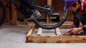 Cómo fabricar un rodillo casero con madera y unos cuantos tornillos