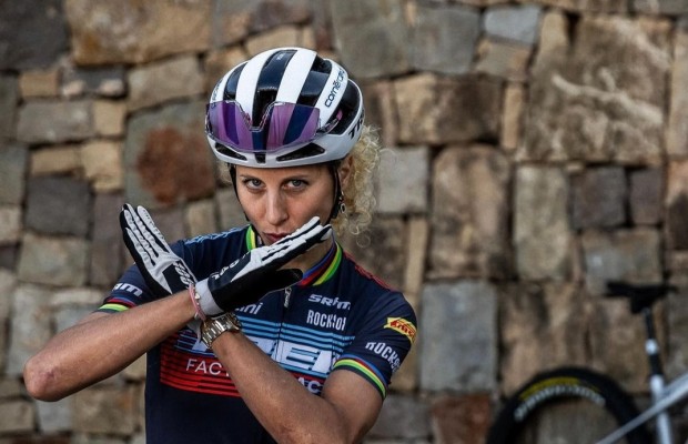 Jolanda Neff nos muestra el circuito de Chelva, con caída incluida