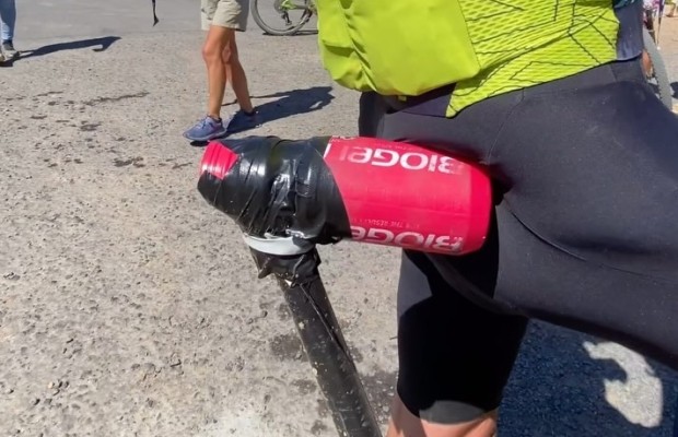 Rompió su sillín en mitad de carrera y se fabricó uno con cinta aislante y un bidón