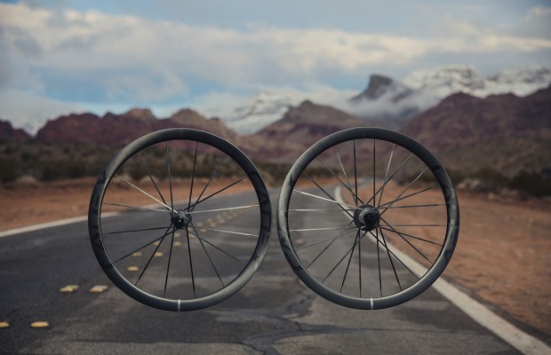 Wheels, tyres, and integrated handlebars, Cadex presents its new high-performance components