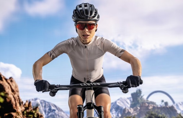 Les nouvelles Oakley SPHAERA ont été créées pour être oubliées et seront les lunettes à la mode cette année