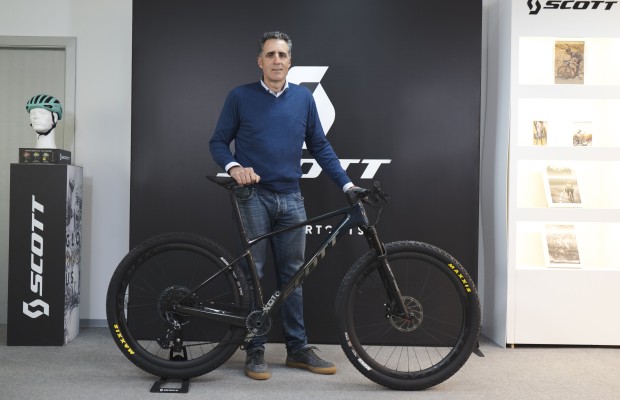 Miguel Induráin assina com a SCOTT