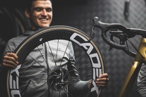 Why did De Gent's wheel explode? Are hookless tyres dangerous?