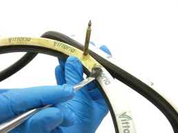 Why did De Gent's wheel explode? Are hookless tyres dangerous?