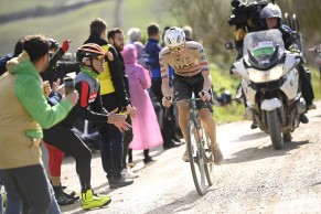 Veni, vidi, vici. Exhibición desde 80 km a meta de Tadej Pogacar en la Strade Bianche 2024
