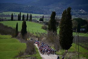Veni, vidi, vici. Exhibición desde 80 km a meta de Tadej Pogacar en la Strade Bianche 2024