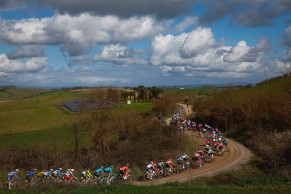 Veni, vidi, vici. Exhibición desde 80 km a meta de Tadej Pogacar en la Strade Bianche 2024