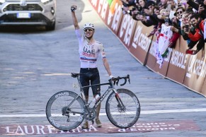 Veni, vidi, vici. Exhibición desde 80 km a meta de Tadej Pogacar en la Strade Bianche 2024
