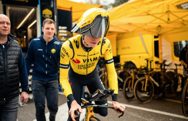 The UCI prohibits the Specialized neck gaiter and puts the Giro helmet of Visma-Lease a Bike in the spotlight