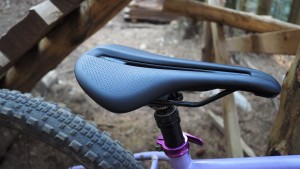 What is the difference between mountain and road saddles?