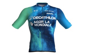 El Decathlon-AG2R La Mondiale estrena nueva equipación en mitad de temporada
