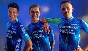 El Decathlon-AG2R La Mondiale estrena nueva equipación en mitad de temporada
