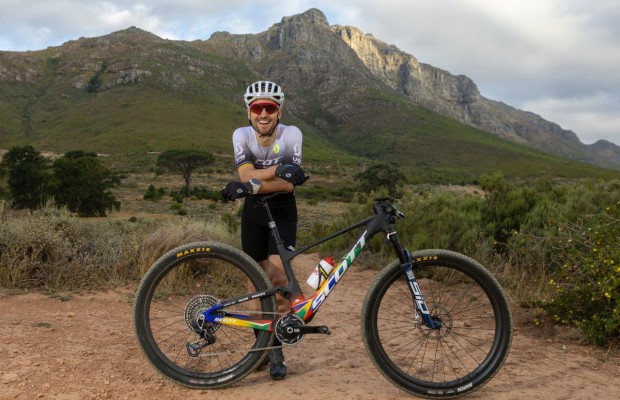 O próprio Nino Schurter explica neste vídeo como configurar sua edição especial da SCOTT Spark para a Cape Epic 2024