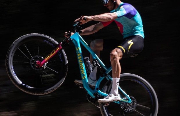 Mudança radical de cores para o Specialized Factory Racing e sua nova S-Works Epic 8