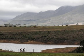Nino Schurter y Sebastian Fini marcan las primeras diferencias en el prólogo de la Cape Epic