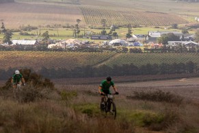 Nino Schurter y Sebastian Fini marcan las primeras diferencias en el prólogo de la Cape Epic