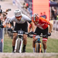 Nino Schurter y Sebastian Fini marcan las primeras diferencias en el prólogo de la Cape Epic
