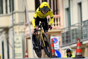 The UCI gives the green light to the controversial helmet of Visma-Lease a Bike