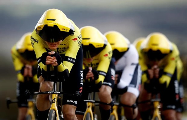 La UCI da luz verde al polémico casco del Visma-Lease a Bike