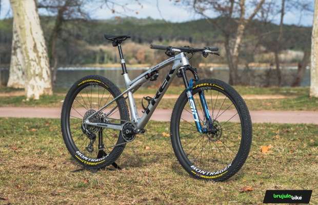 La Supercaliber 2024 de Dascalu ya compite con el sistema RockShox Flight Attendant, pero aún no aparece en el catálogo de Trek