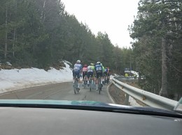 This is how a stage of La Volta is experienced from the Decathlon AG2R La Mondiale car