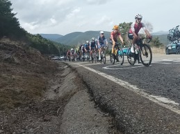 This is how a stage of La Volta is experienced from the Decathlon AG2R La Mondiale car