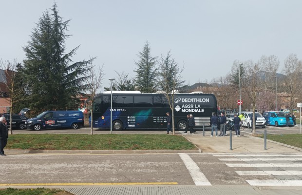 Ainsi se vit une étape de la Volta depuis la voiture du Decathlon AG2R La Mondiale